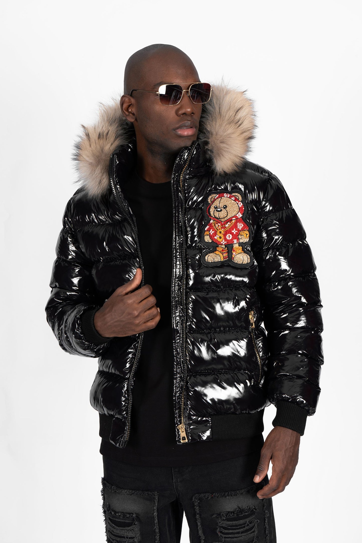 Chaqueta Plumífero Negro con Capucha de Pelo y Diseño de Osito Gánster Rojo