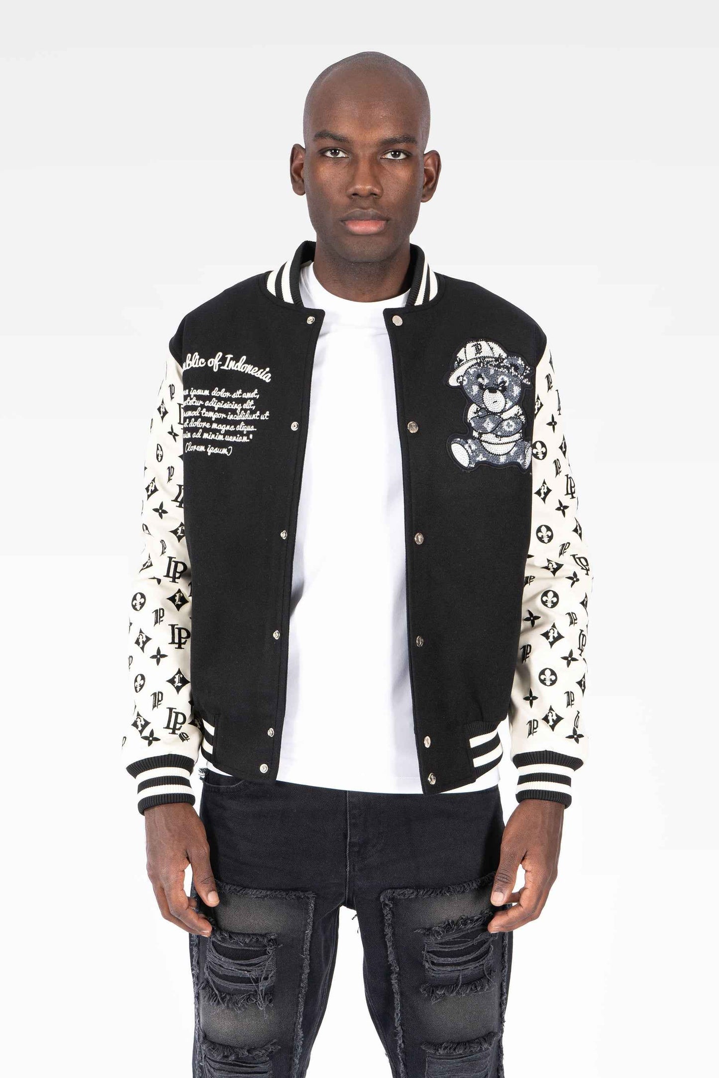 Chaqueta Universitaria Negra y Crema con Monograma y Diseño de Osito Gánster