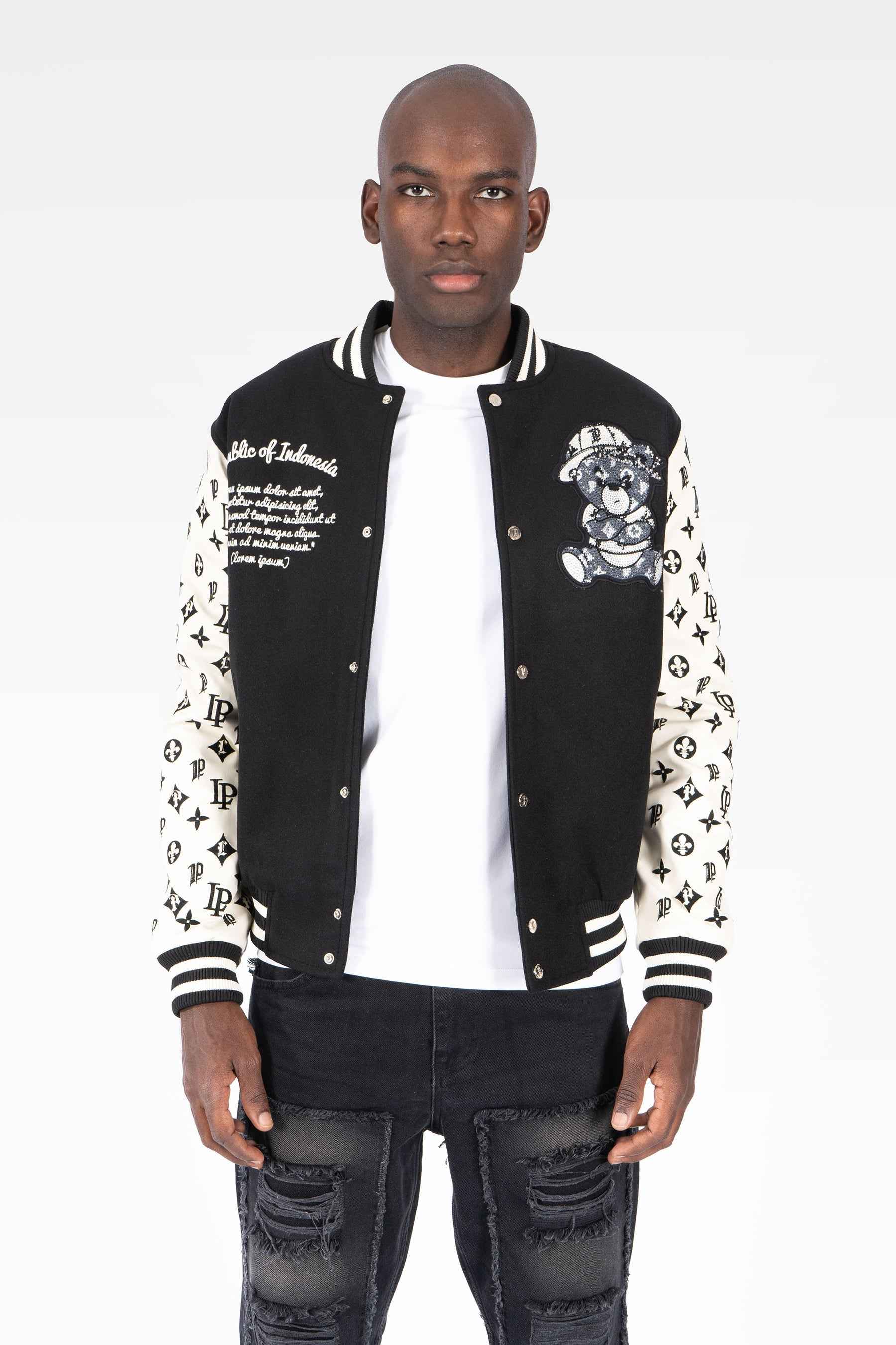 Chaqueta Universitaria Negra y Crema con Monograma y Diseño de Osito Gánster