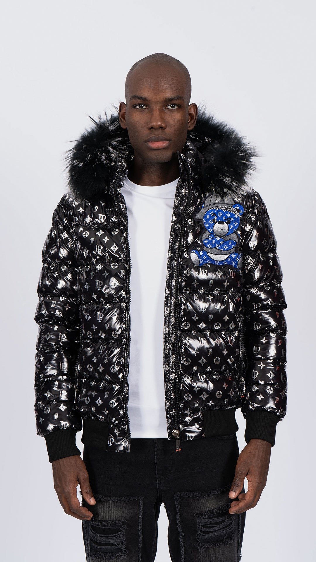 Chaqueta Plumífero Negro Monograma con Capucha de Pelo y Diseño de Osito Gánster Azul
