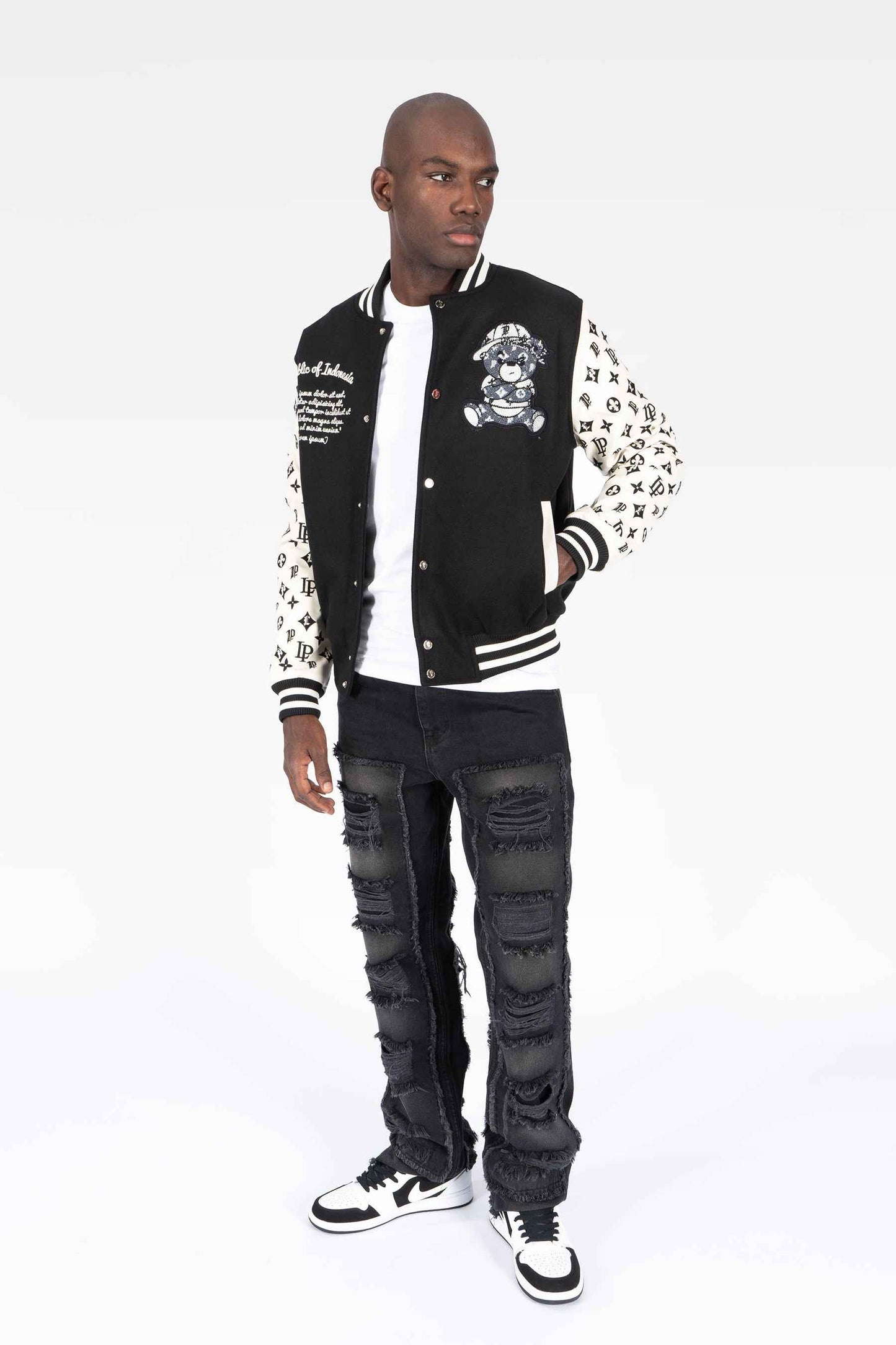 Chaqueta Universitaria Negra y Crema con Monograma y Diseño de Osito Gánster