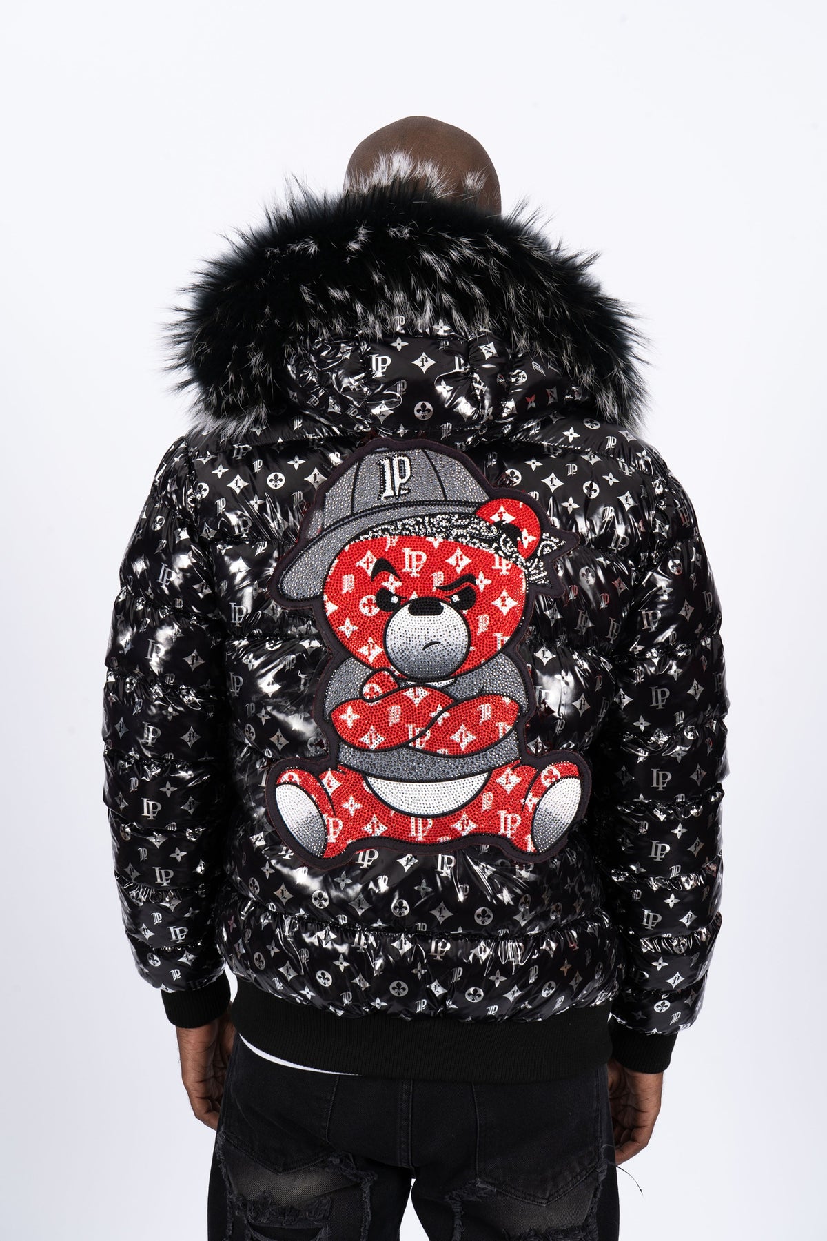 Chaqueta Plumífero Negro Monograma con Capucha de Pelo y Diseño de Osito Gánster Rojo