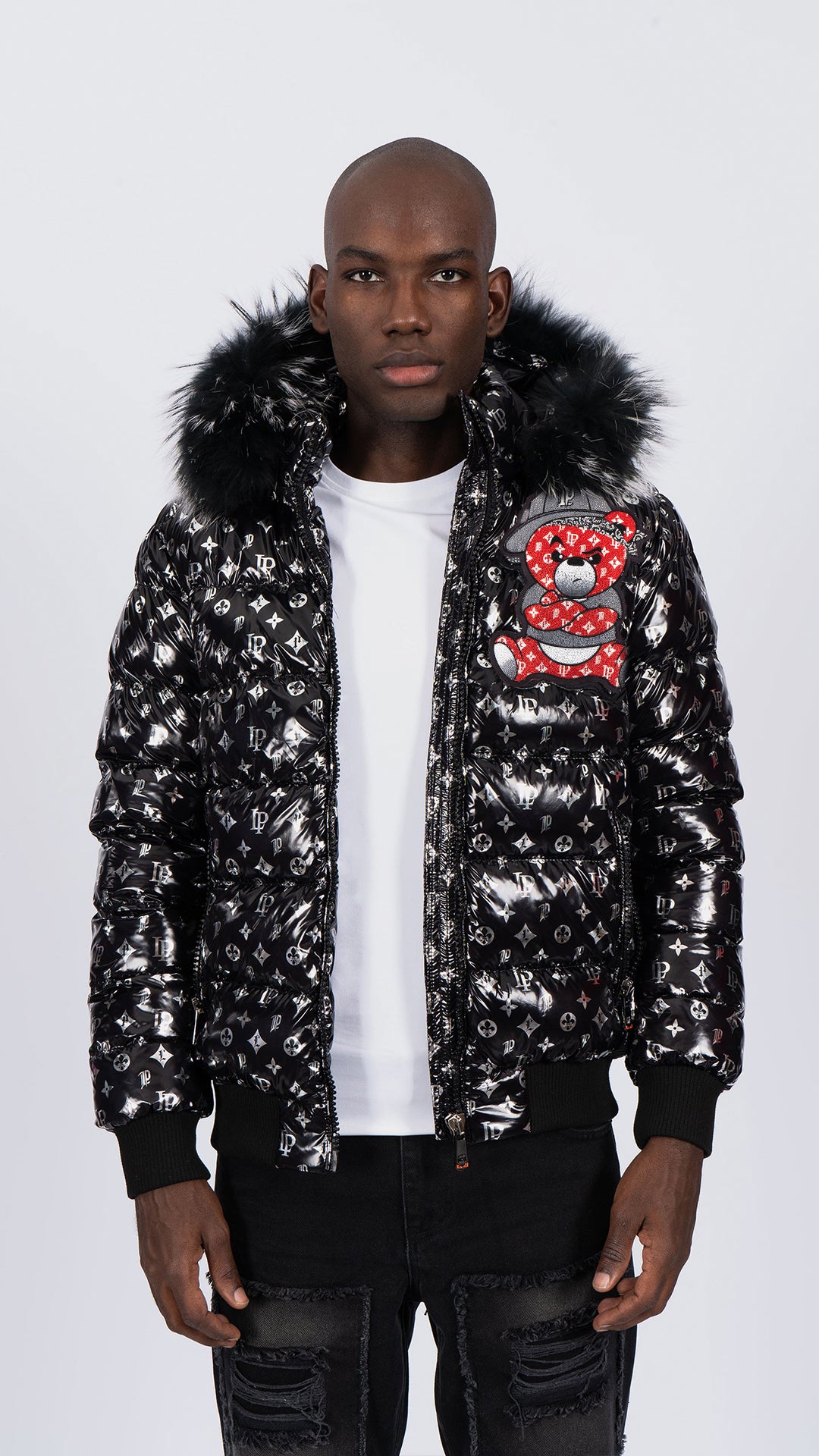 Chaqueta Plumífero Negro Monograma con Capucha de Pelo y Diseño de Osito Gánster Rojo