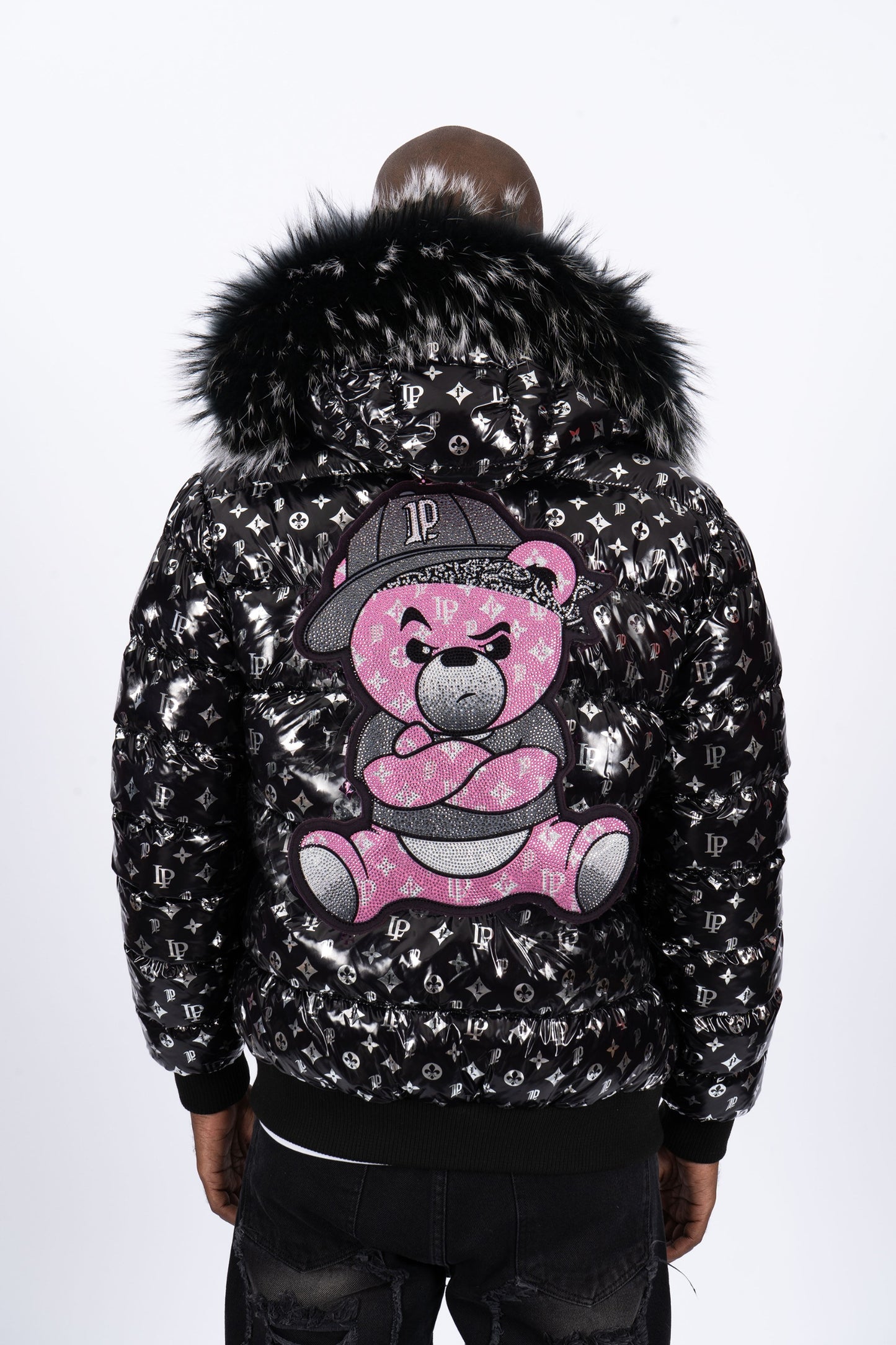 Chaqueta Plumífero Negro Monograma con Capucha de Pelo y Diseño de Osito Gánster Rosa