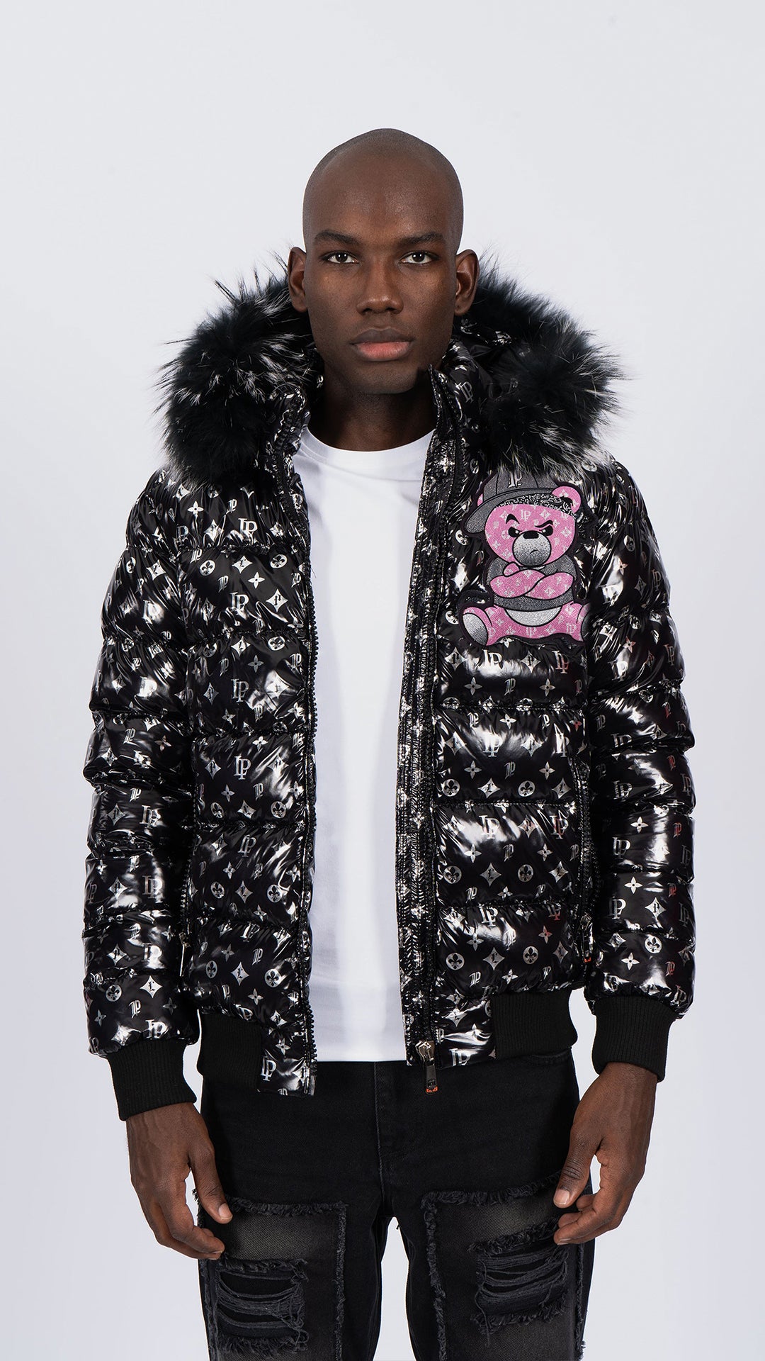 Chaqueta Plumífero Negro Monograma con Capucha de Pelo y Diseño de Osito Gánster Rosa