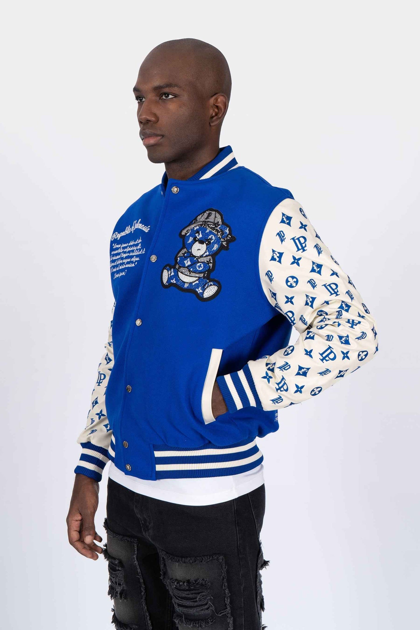 Chaqueta Universitaria Azul y Crema con Monograma y Diseño de Osito Gánster