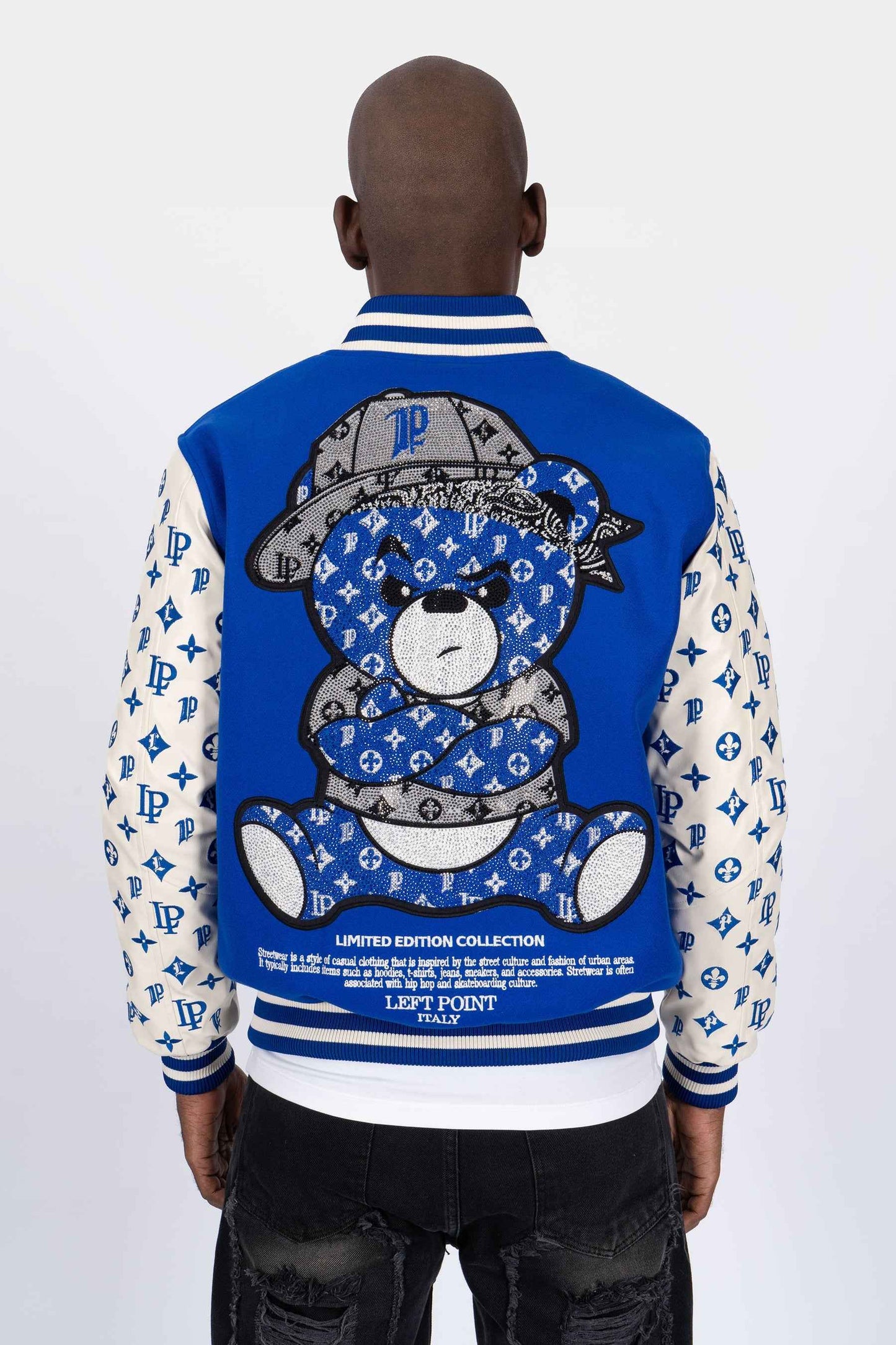 Chaqueta Universitaria Azul y Crema con Monograma y Diseño de Osito Gánster