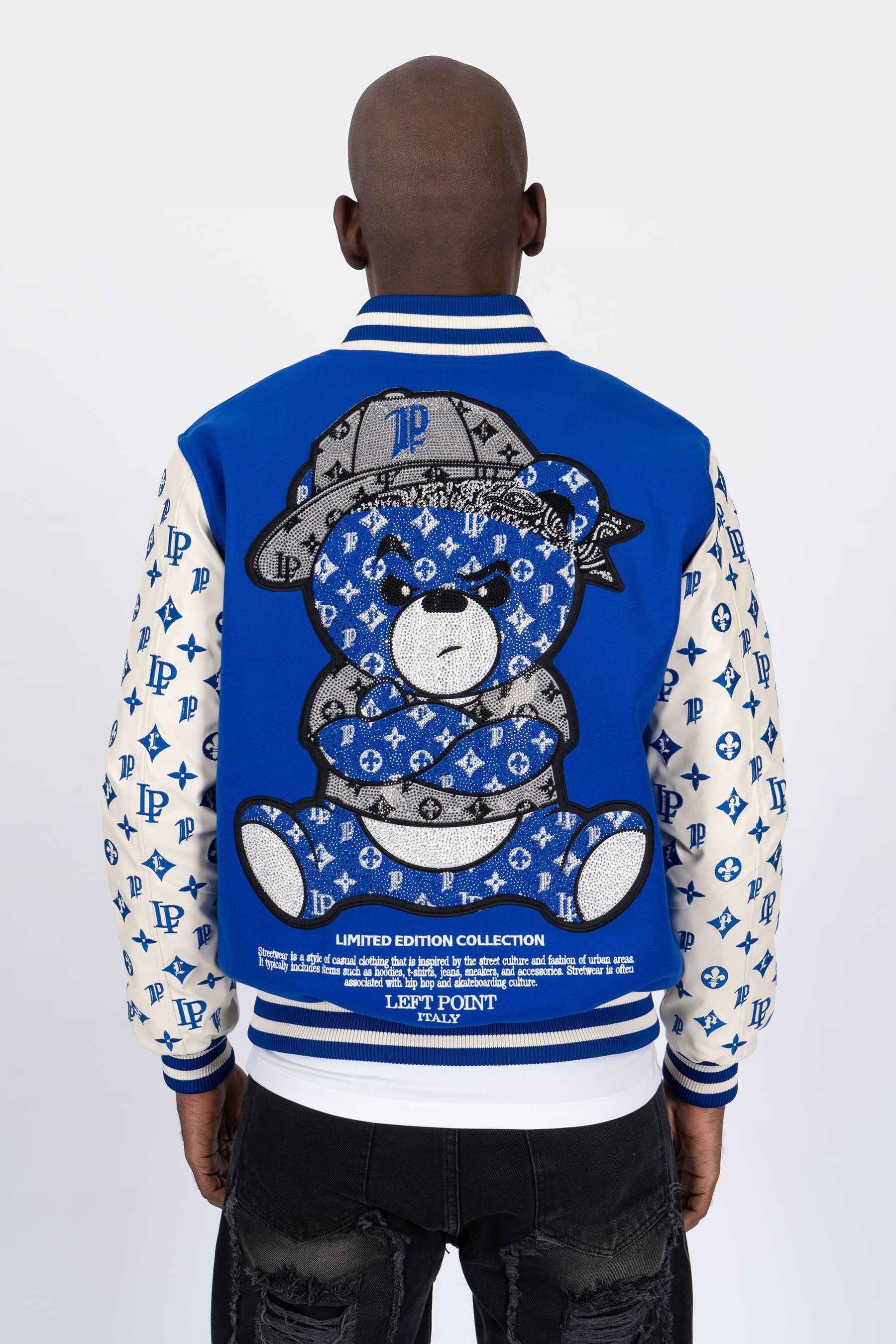 Chaqueta Universitaria Azul y Crema con Monograma y Diseño de Osito Gánster