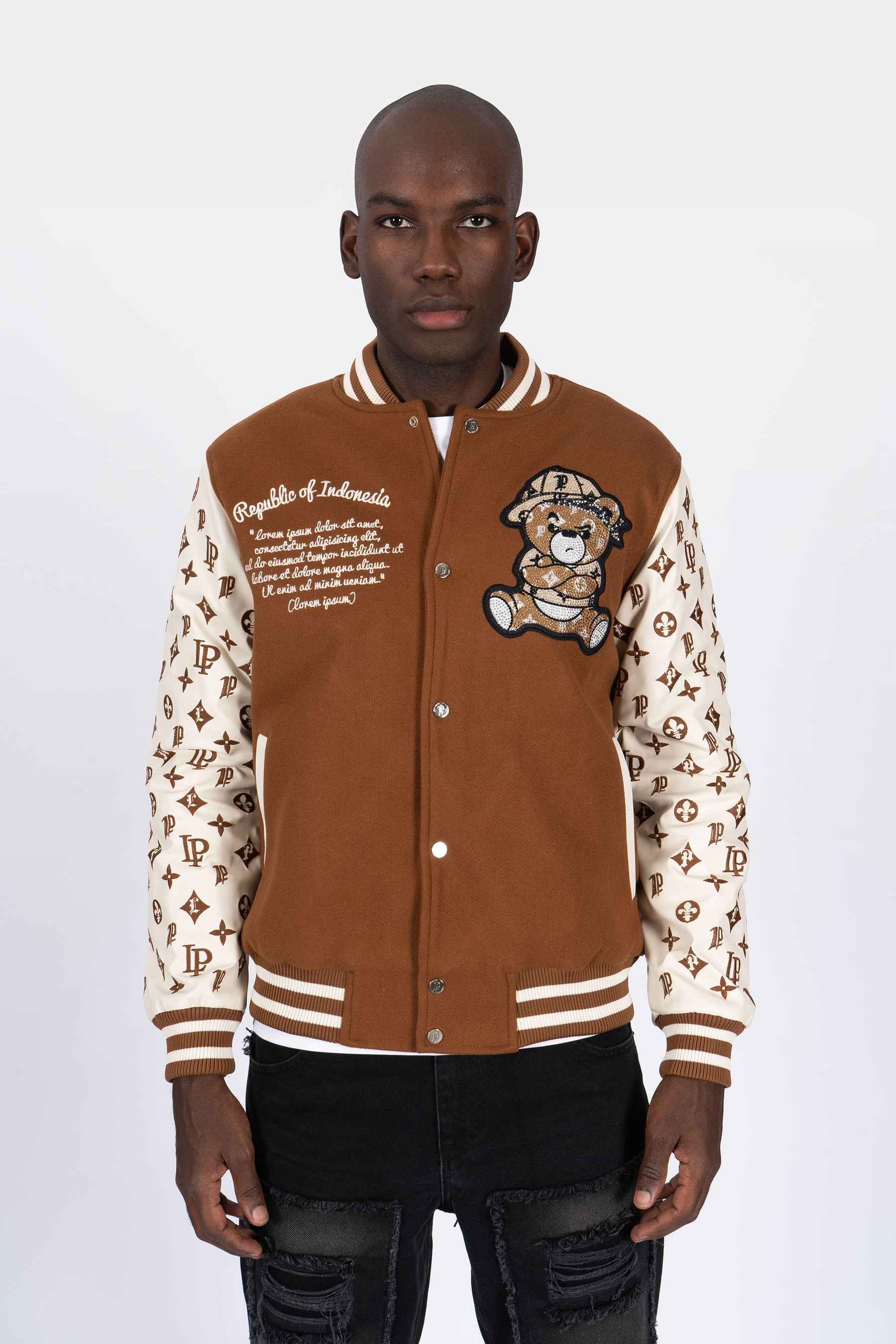 Chaqueta Universitaria Marrón y Crema con Monograma y Diseño de Osito Gánster