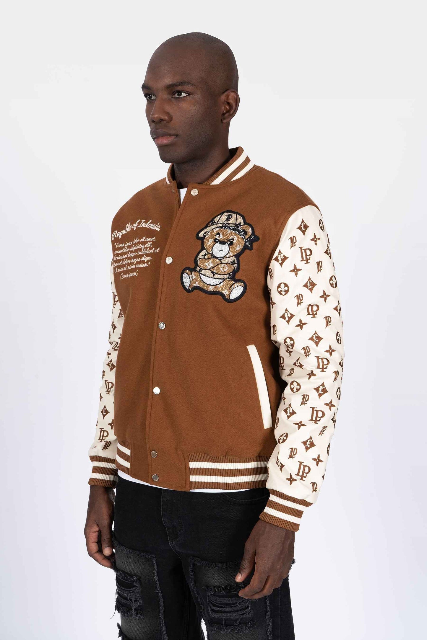 Chaqueta Universitaria Marrón y Crema con Monograma y Diseño de Osito Gánster