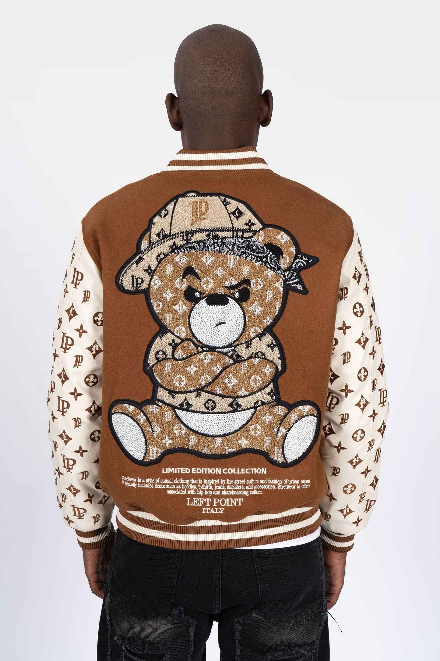 Chaqueta Universitaria Marrón y Crema con Monograma y Diseño de Osito Gánster