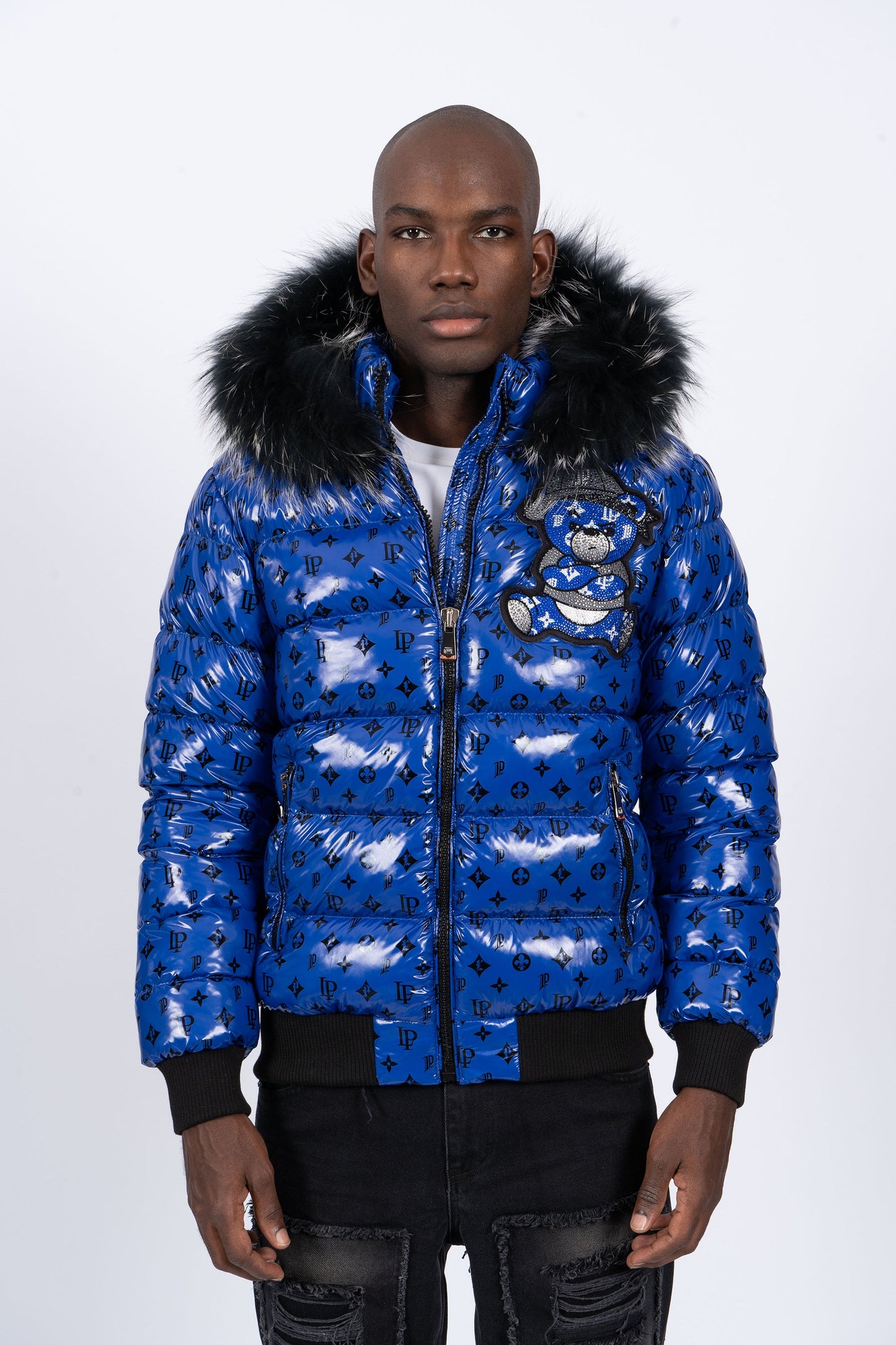 Chaqueta Plumífero Azul Monograma con Capucha de Pelo y Diseño de Osito Gánster