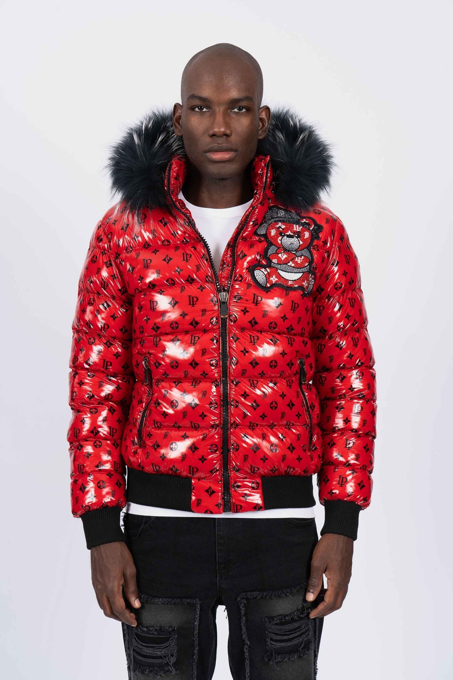 Chaqueta Plumífero Rojo Monograma con Capucha de Pelo y Diseño de Osito Gánster