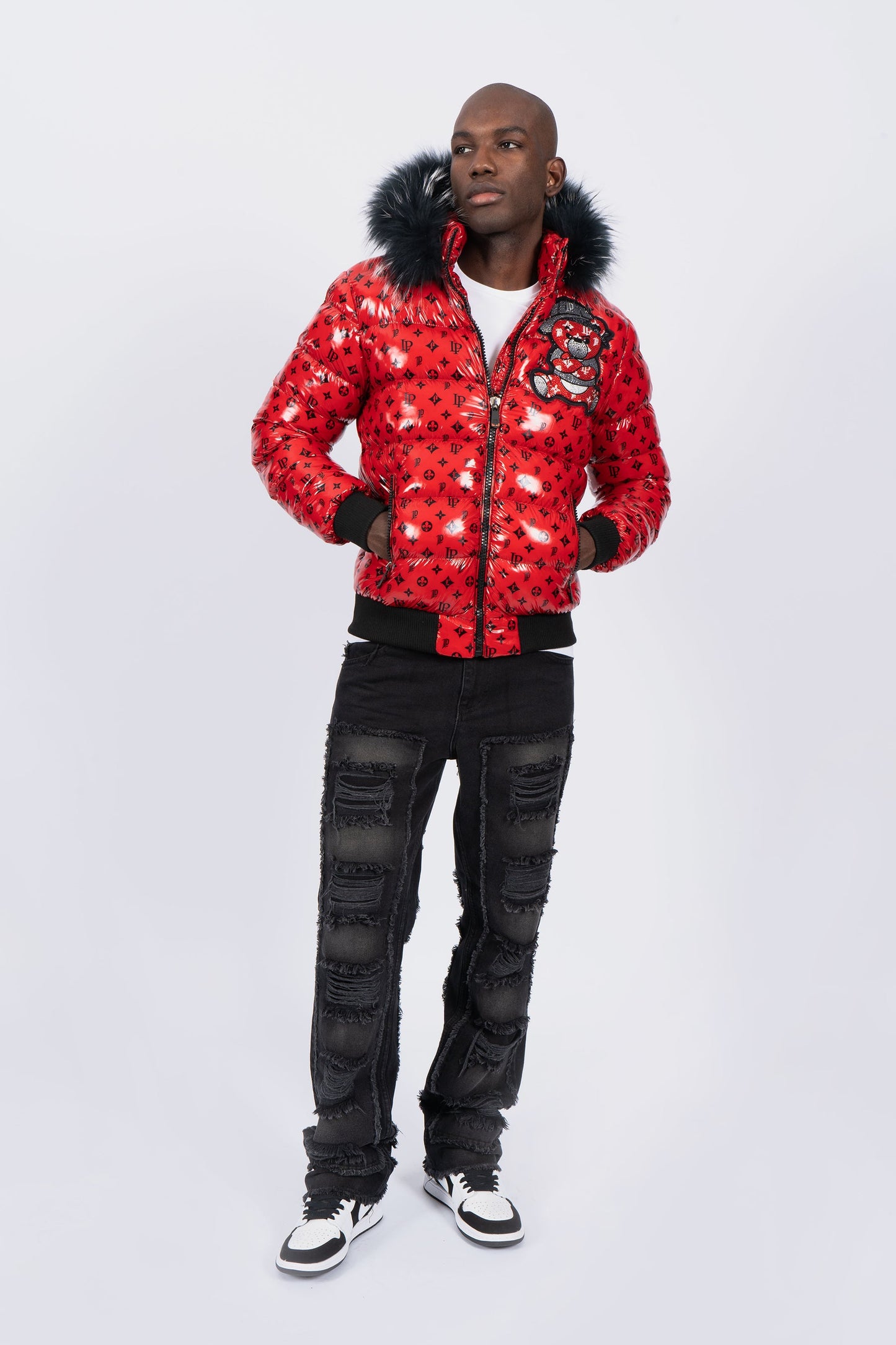 Chaqueta Plumífero Rojo Monograma con Capucha de Pelo y Diseño de Osito Gánster