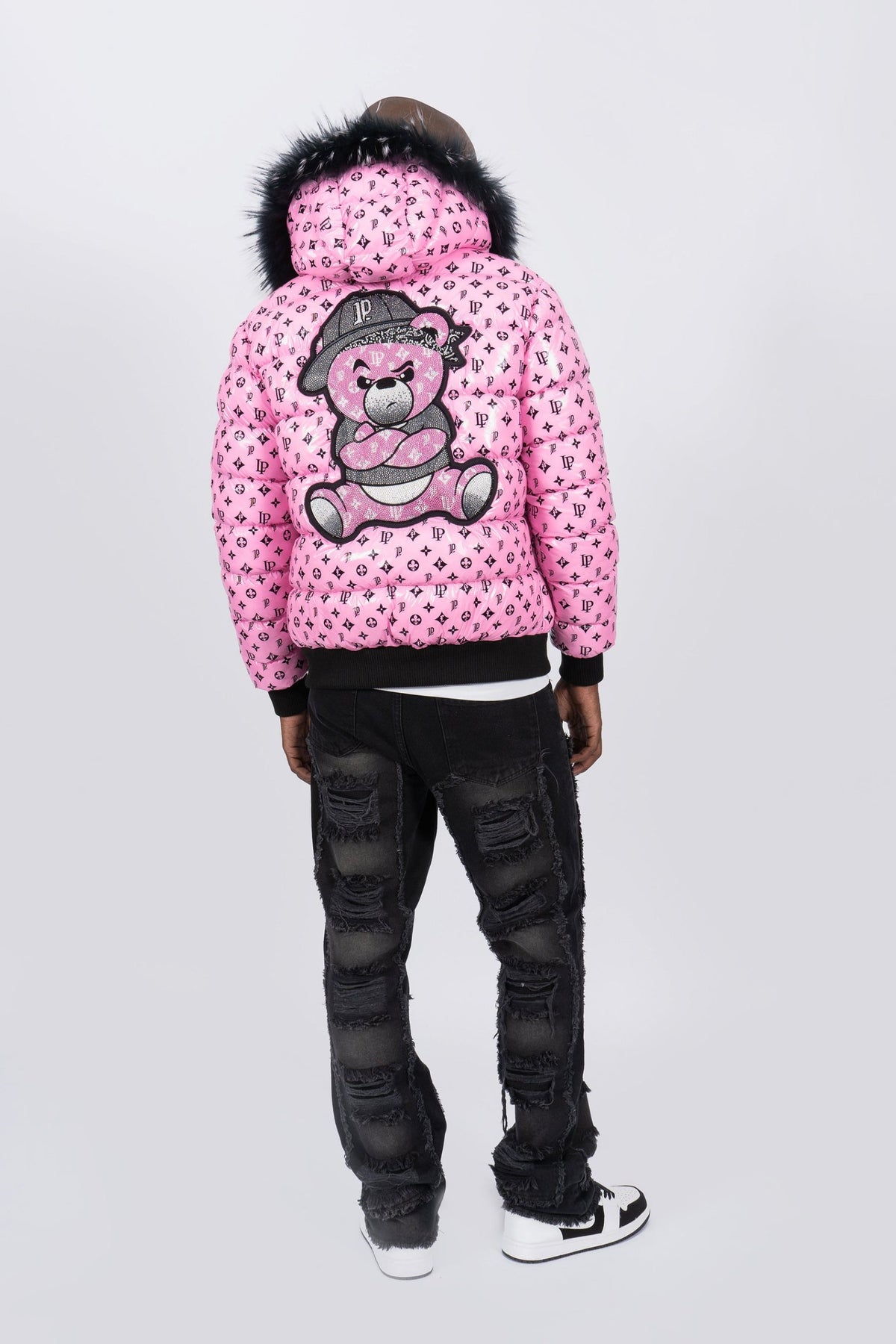 Look de espalda con chaqueta Pirate Gang Paris rosa osito gánster y vaqueros negros rotos