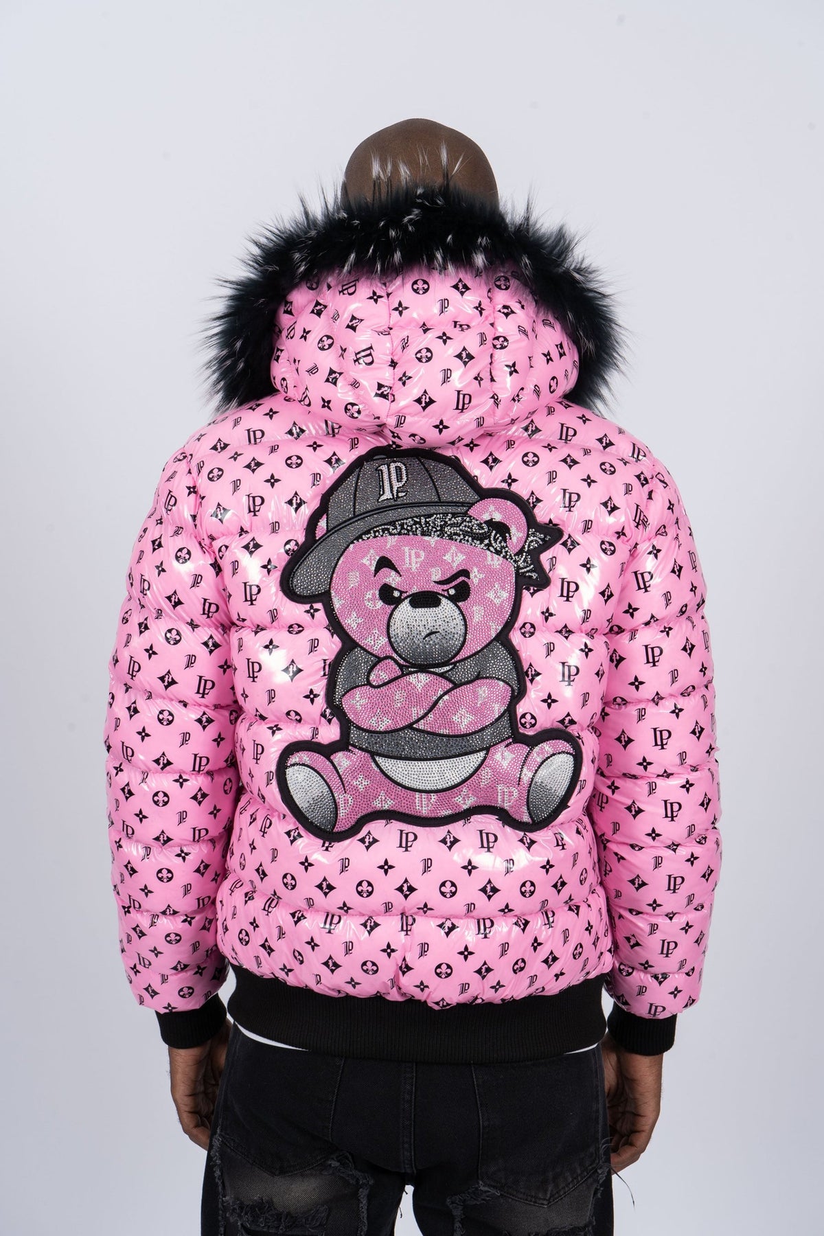 Espalda de la chaqueta Pirate Gang Paris rosa con monograma y osito gánster de pedrería con gorra y bandana