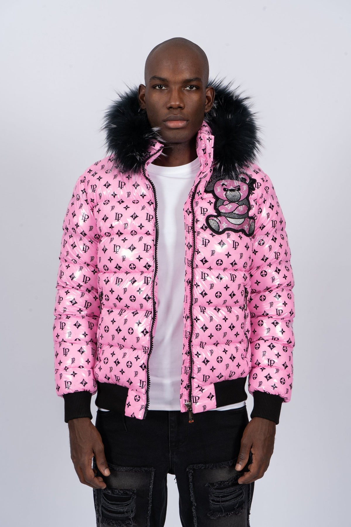 Chaqueta Pirate Gang Paris rosa con monograma, capucha de pelo natural y parche de osito gánster, vista frontal