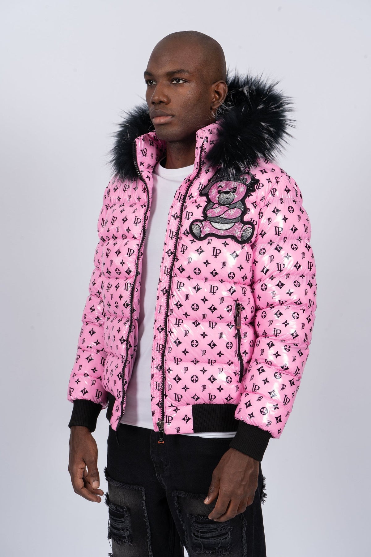 Chaqueta de invierno Pirate Gang Paris rosa con monograma y capucha de pelo, vista lateral