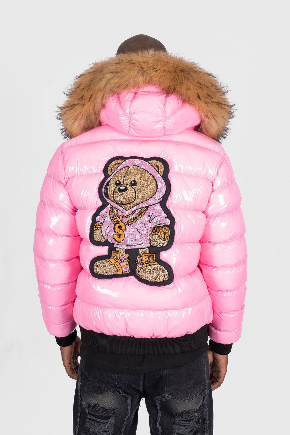 Espalda de la chaqueta Pirate Gang Paris rosa con osito gánster de pedrería, sudadera rosa y cadena dorada