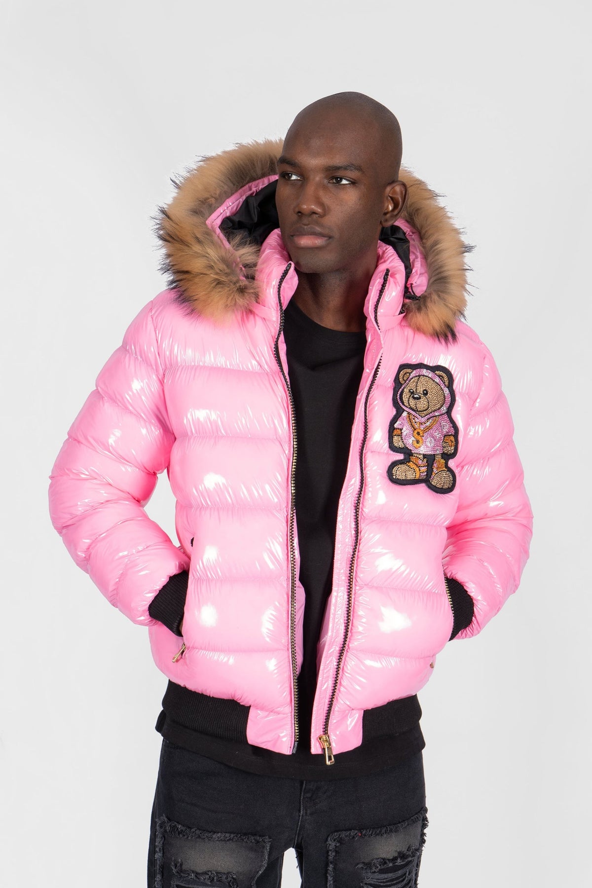 Look con chaqueta Pirate Gang Paris rosa osito gánster, sudadera negra y vaqueros negros rotos